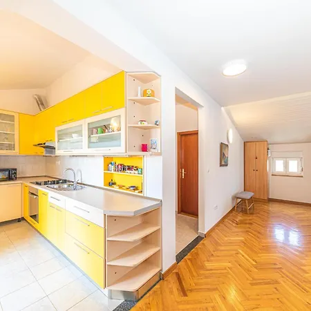 Iskra Apartamento