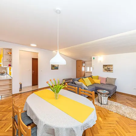 Iskra Apartamento
